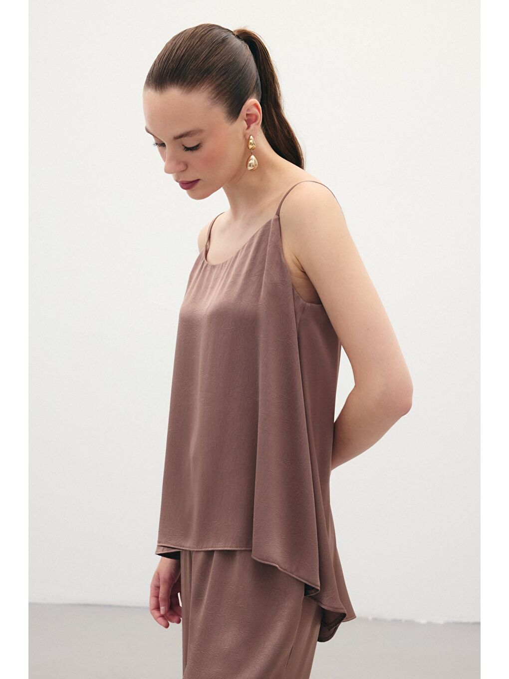 Kahverengi Askılı Saten Bluz - Kahve-3