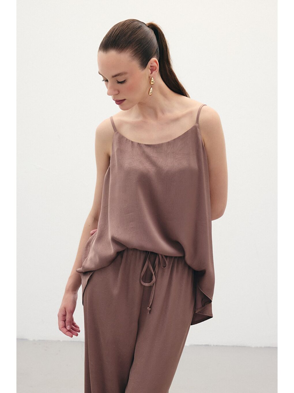 Kahverengi Askılı Saten Bluz - Kahve-4