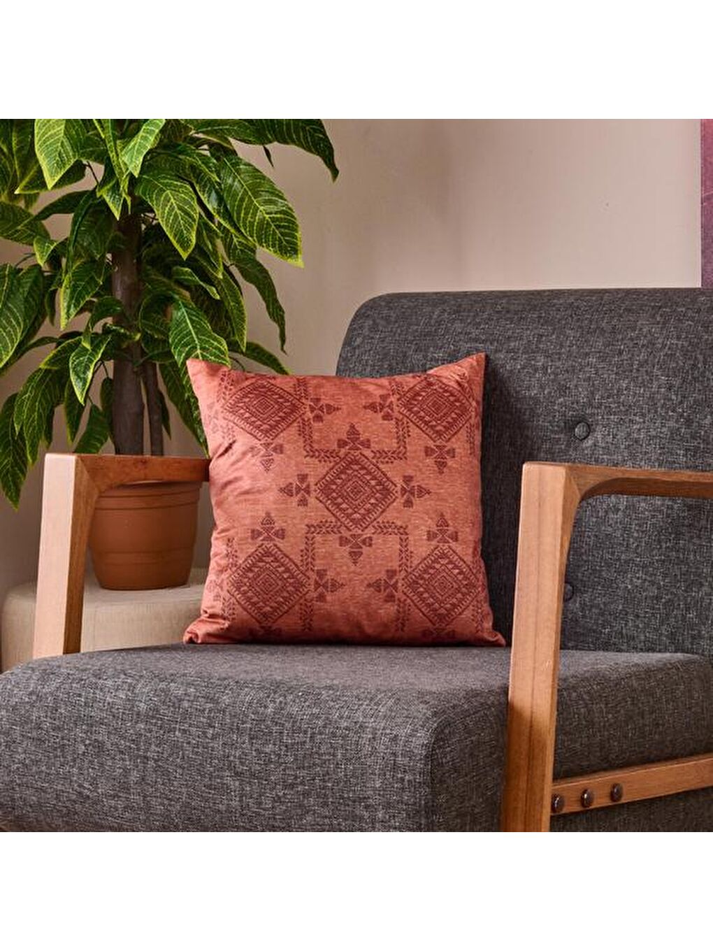 Kahverengi Soft Geometrik Desenli Kırlent - Kiremit - 40x40 cm