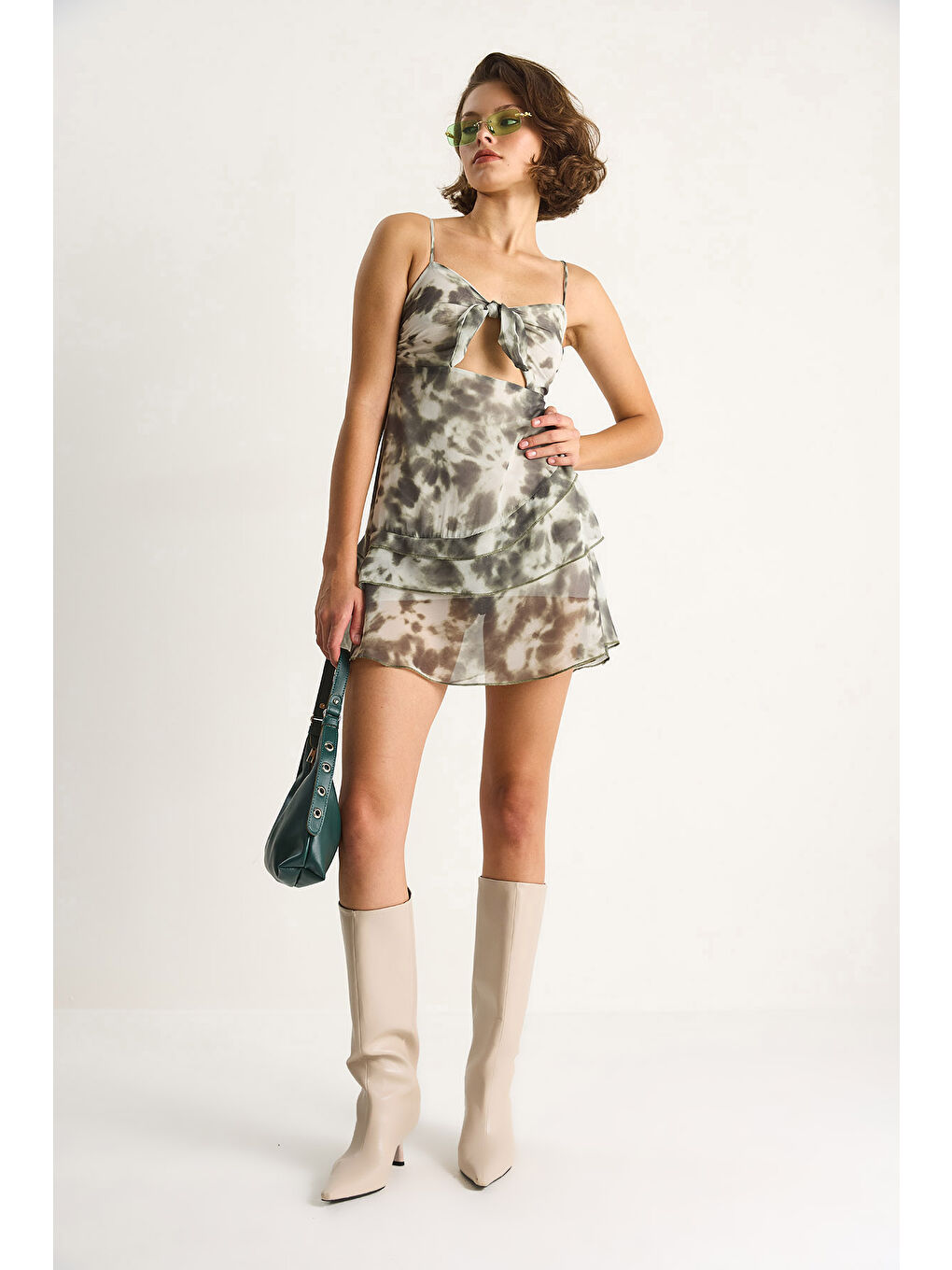 Yeşil Kadın İnce Askılı Fiyonk Detaylı Kısa Elbise-2