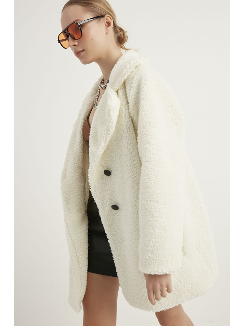 Kadın Beyaz Astarlı Düğmeli Pelüş Kaban