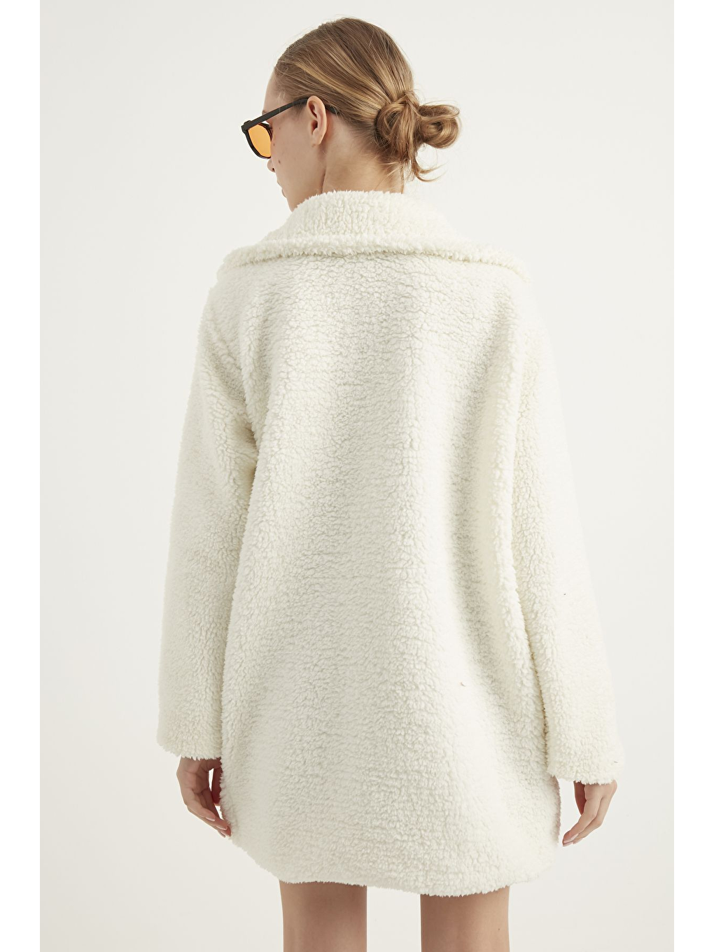 Kadın Beyaz Astarlı Düğmeli Pelüş Kaban-1