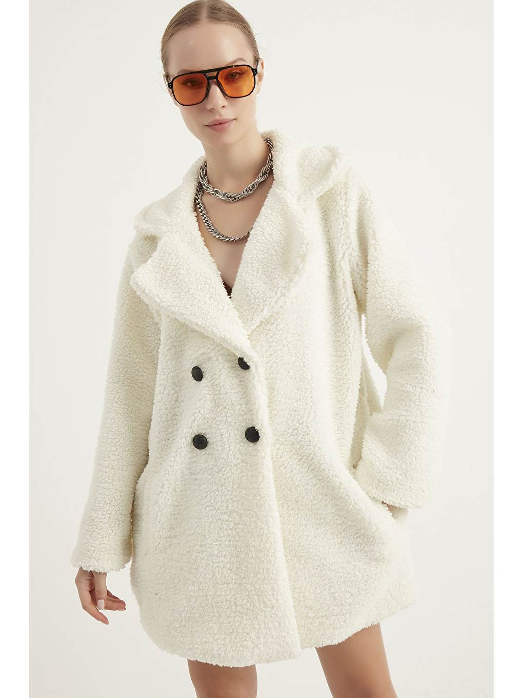 Kadın Beyaz Astarlı Düğmeli Pelüş Kaban-2