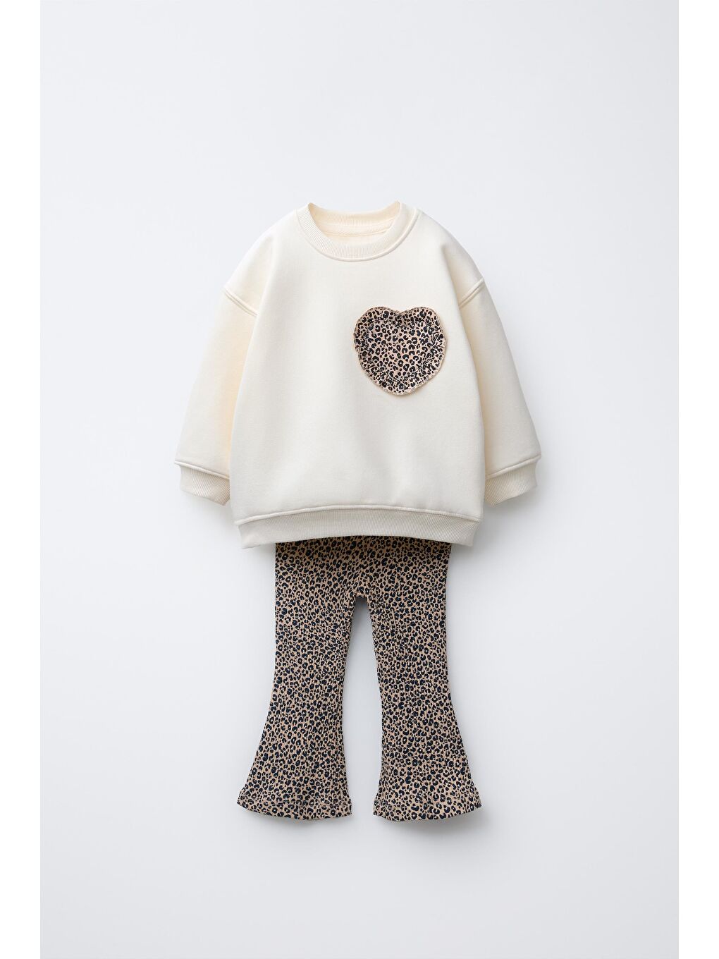 Karışık Kız Çocuk Pamuklu Ekru Kalp Aplikeli Sweatshirt Ve Leopar Desenli Flare Tayt Takım