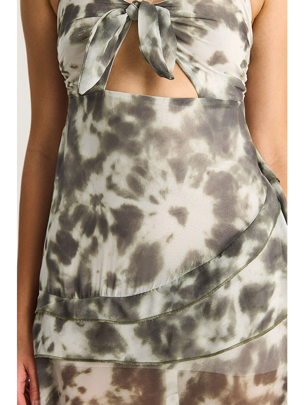 Yeşil Kadın İnce Askılı Fiyonk Detaylı Kısa Elbise-5