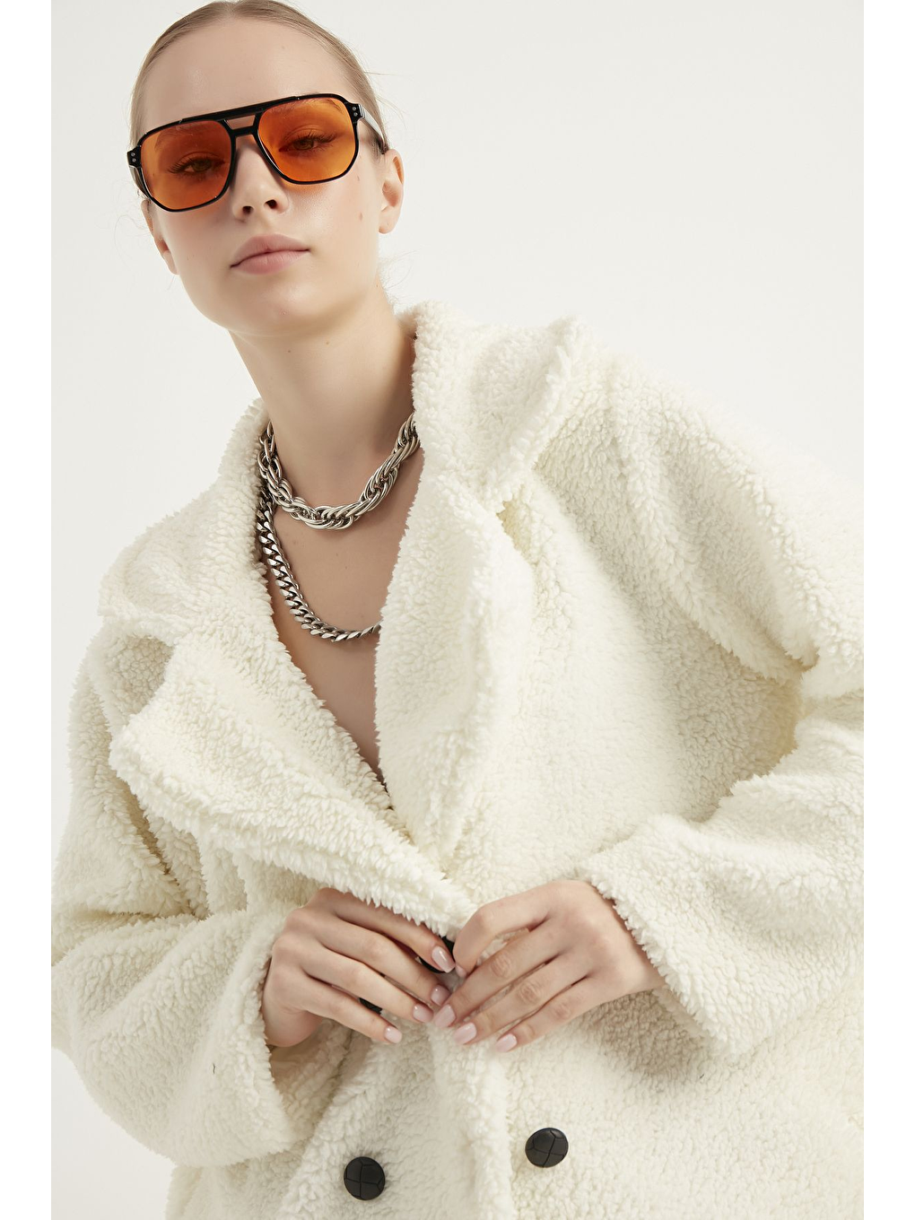 Kadın Beyaz Astarlı Düğmeli Pelüş Kaban-3