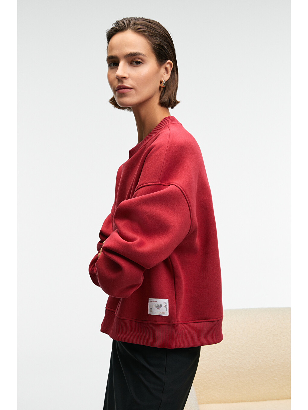Serenya Kadın Pamuklu Etiket Detaylı Bisiklet Yaka Kırmızı Sweatshirt-1