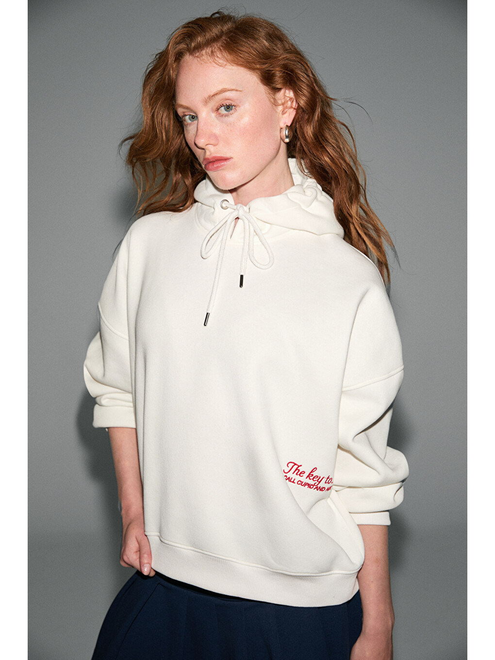 Jasses Kadın Oversize Nakışlı Kapüşonlu Beyaz Sweatshirt-4