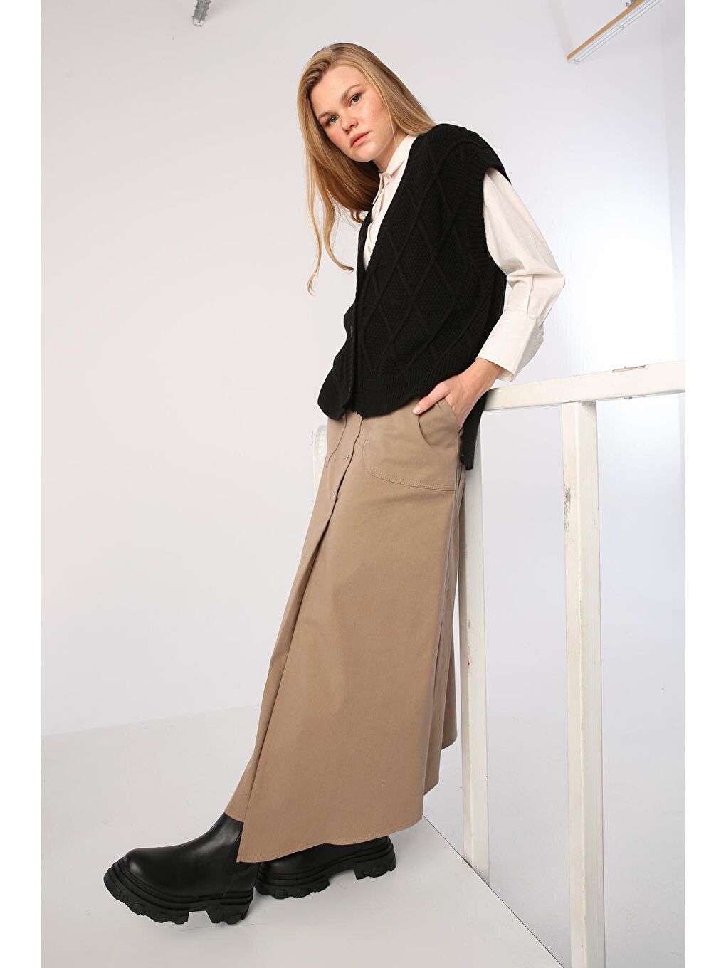 Koyu Bej %100 Pamuk Kemerli Çıtçıtlı Asimetrik Etek