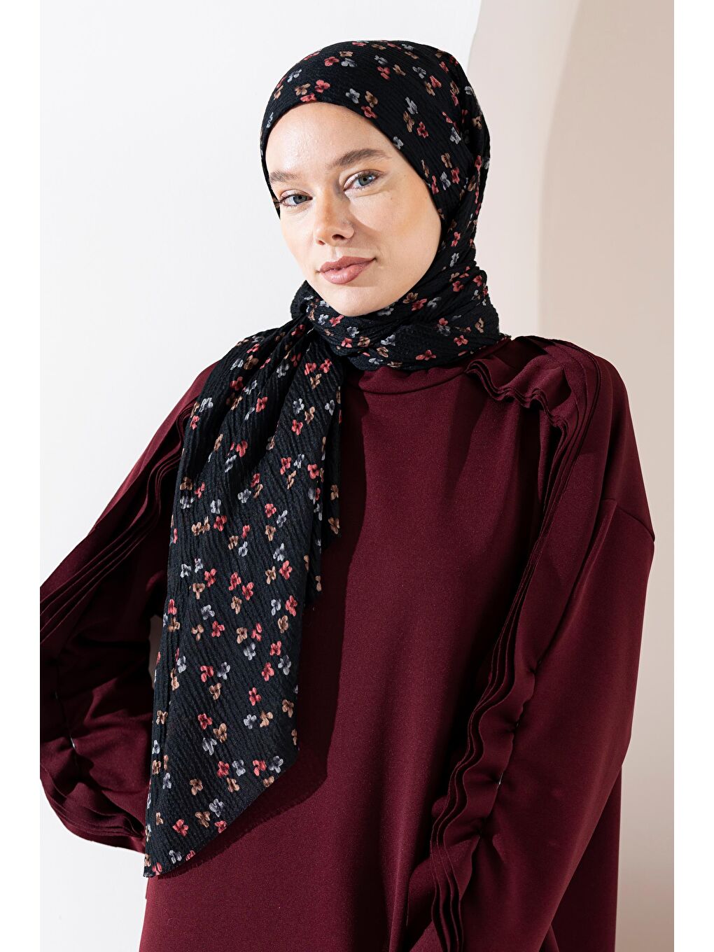 Siyah Kadın Çiçek Desenli Kırışmaz Bürümcük Şal 190*80 Cm-2