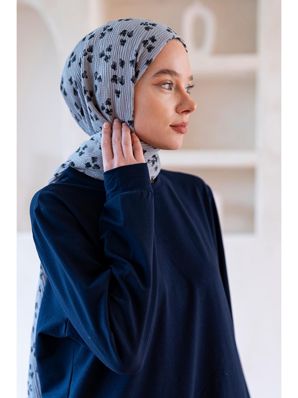 Gri Kadın Çiçek Desenli Kırışmaz Bürümcük Şal 190*80 Cm-1