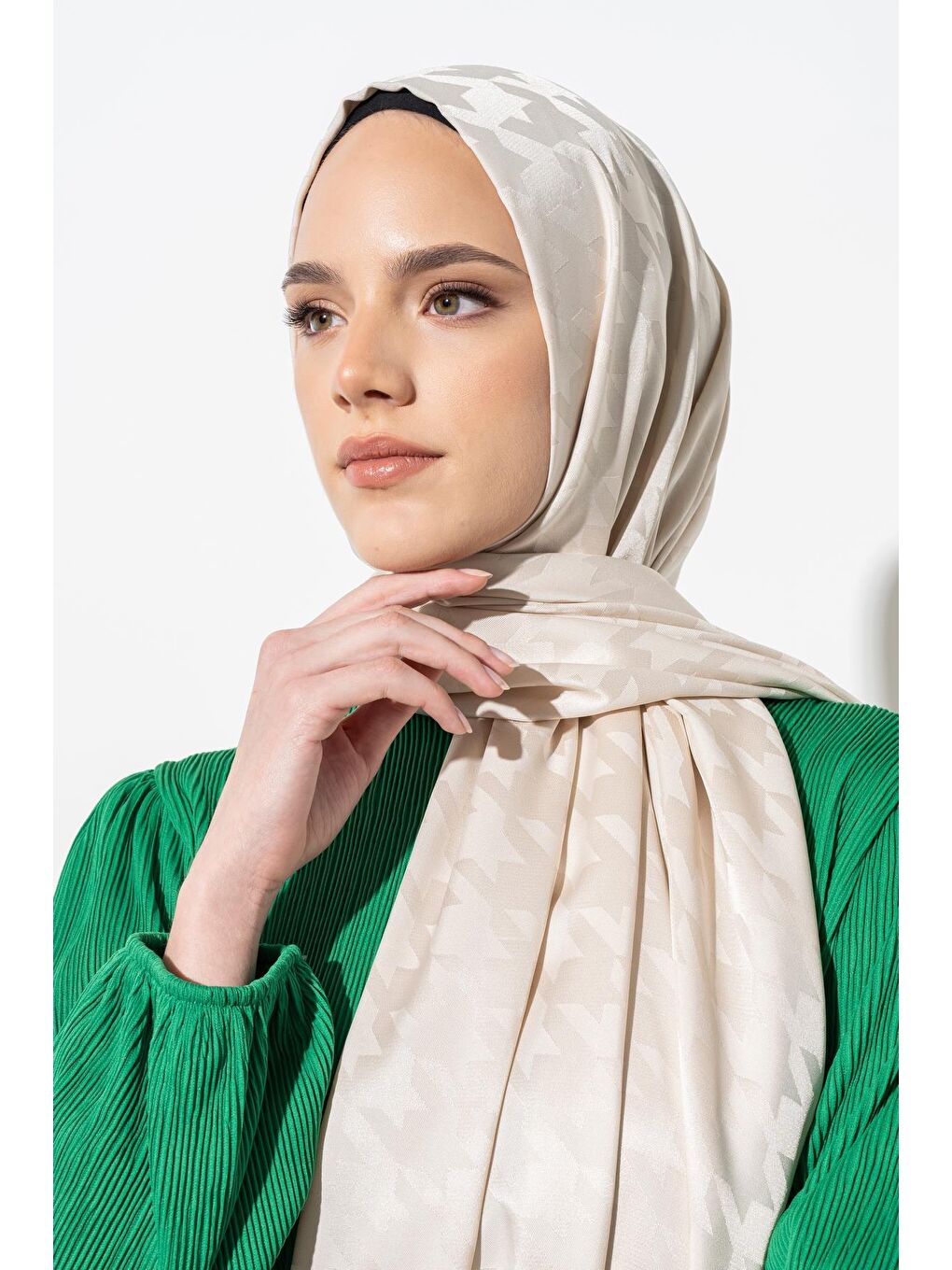 Ekru Kadın Tesettür Jakarlı Büyük Desen Kazayağı Şal-1