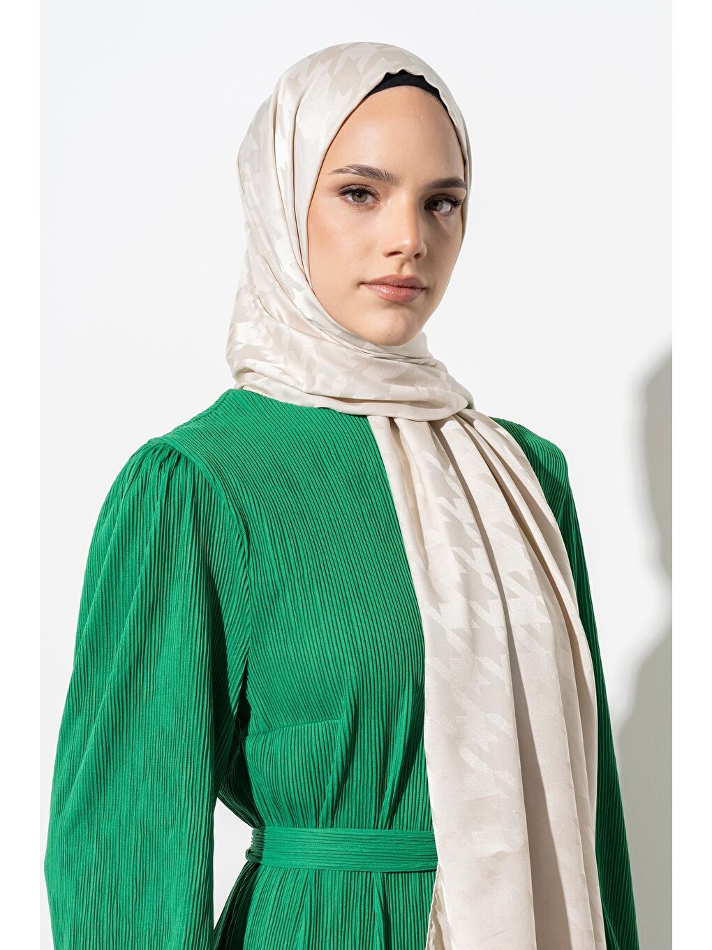 Ekru Kadın Tesettür Jakarlı Büyük Desen Kazayağı Şal-2