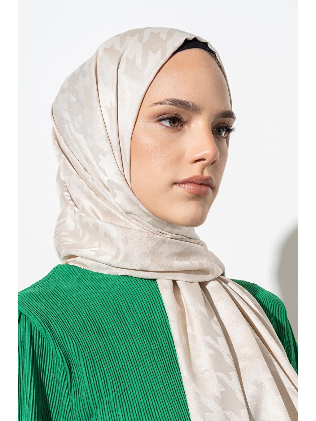 Ekru Kadın Tesettür Jakarlı Büyük Desen Kazayağı Şal-3