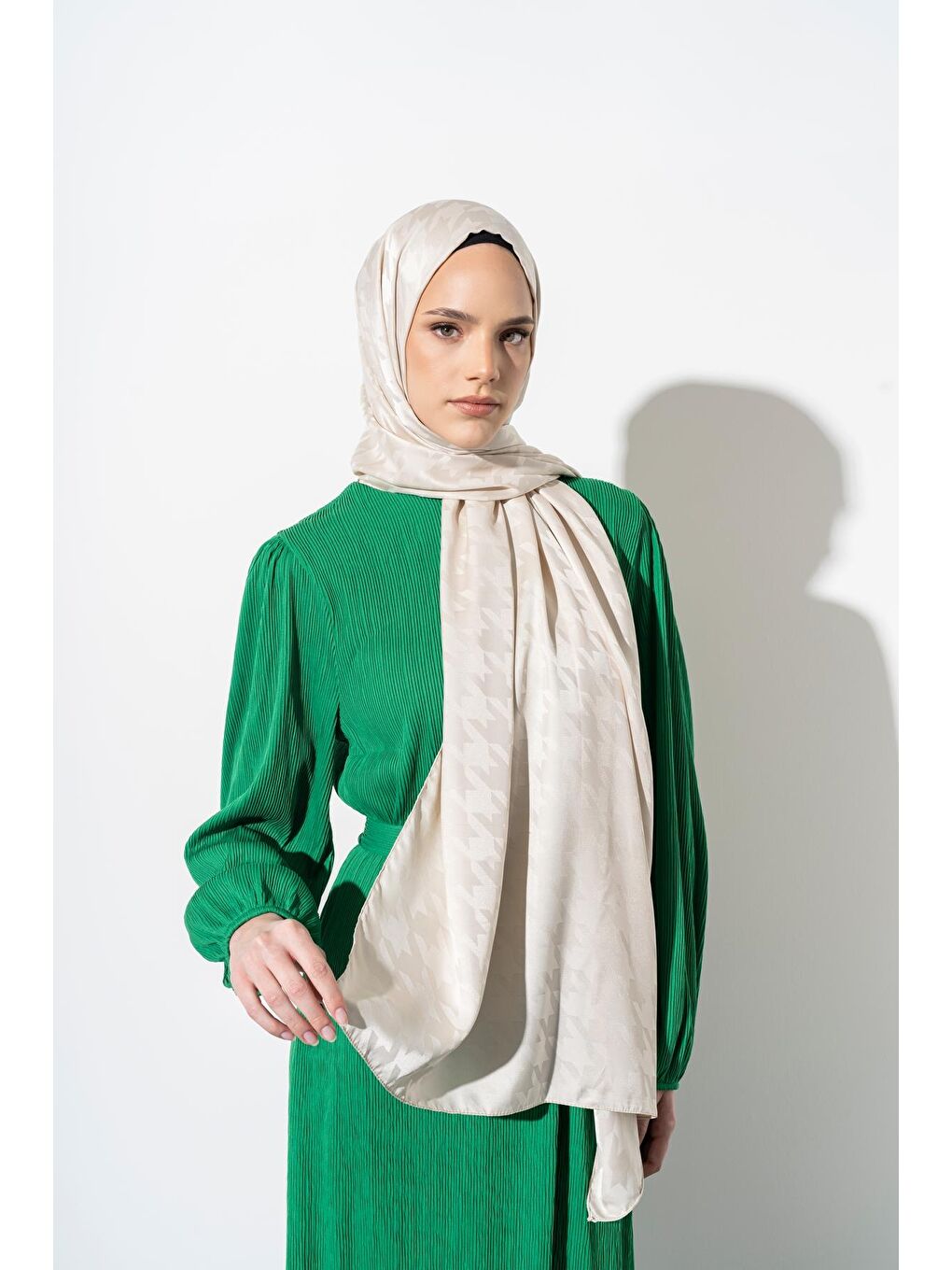 Ekru Kadın Tesettür Jakarlı Büyük Desen Kazayağı Şal-4