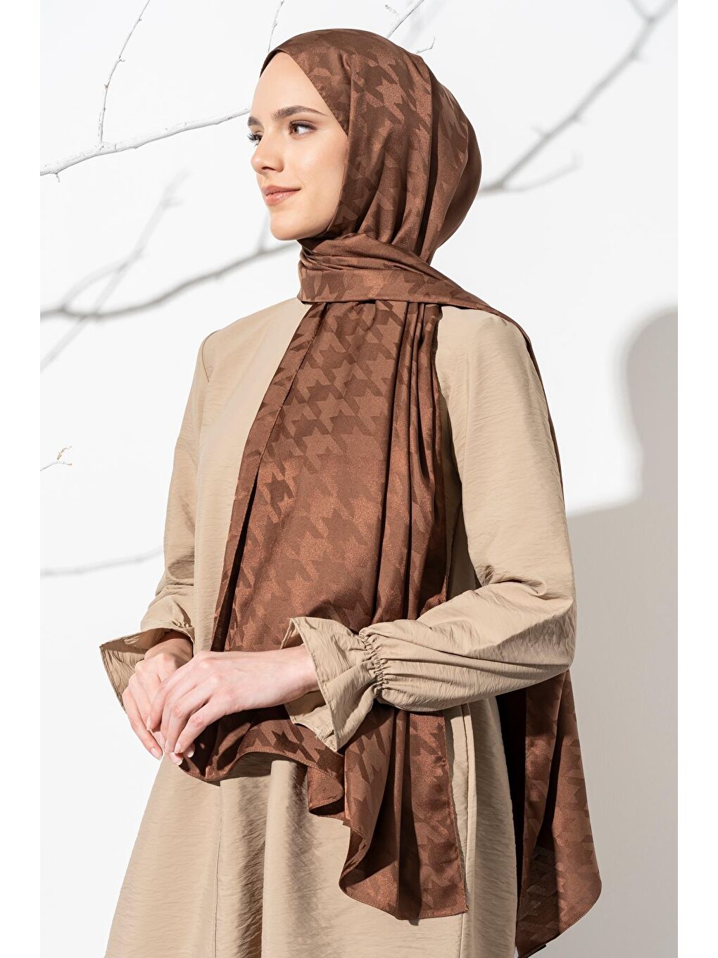 Kahverengi Kadın Tesettür Jakarlı Büyük Desen Kazayağı Şal-1