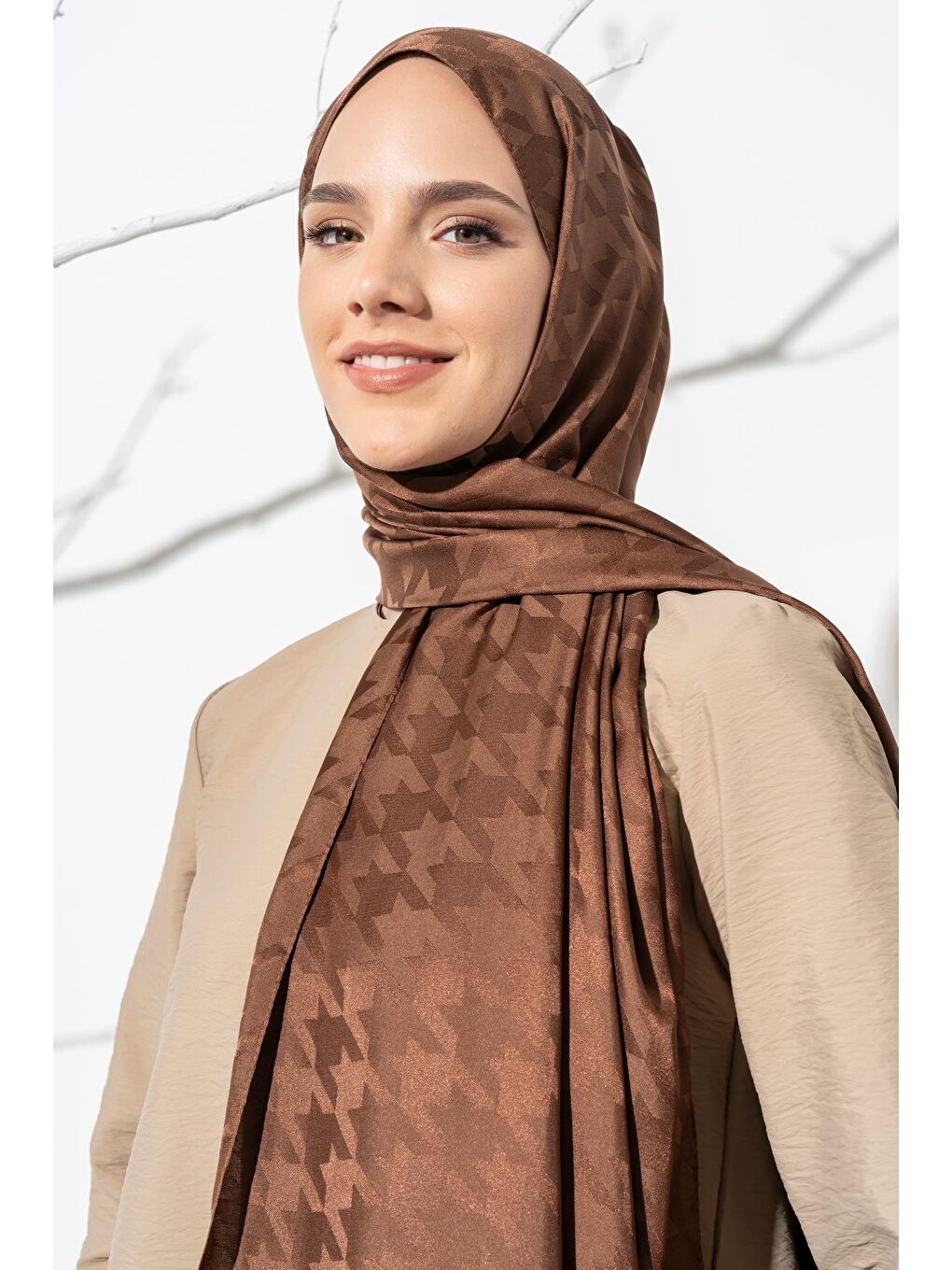 Kahverengi Kadın Tesettür Jakarlı Büyük Desen Kazayağı Şal-2
