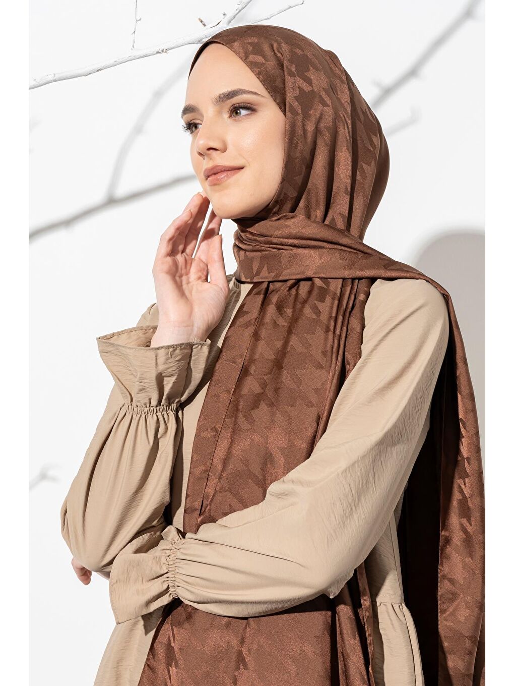 Kahverengi Kadın Tesettür Jakarlı Büyük Desen Kazayağı Şal-3