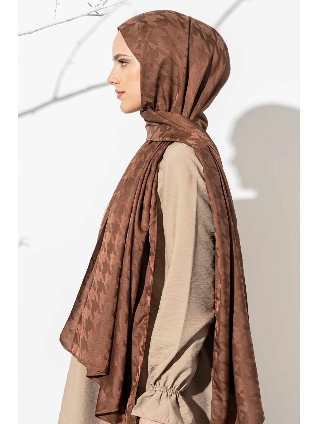 Kahverengi Kadın Tesettür Jakarlı Büyük Desen Kazayağı Şal-4