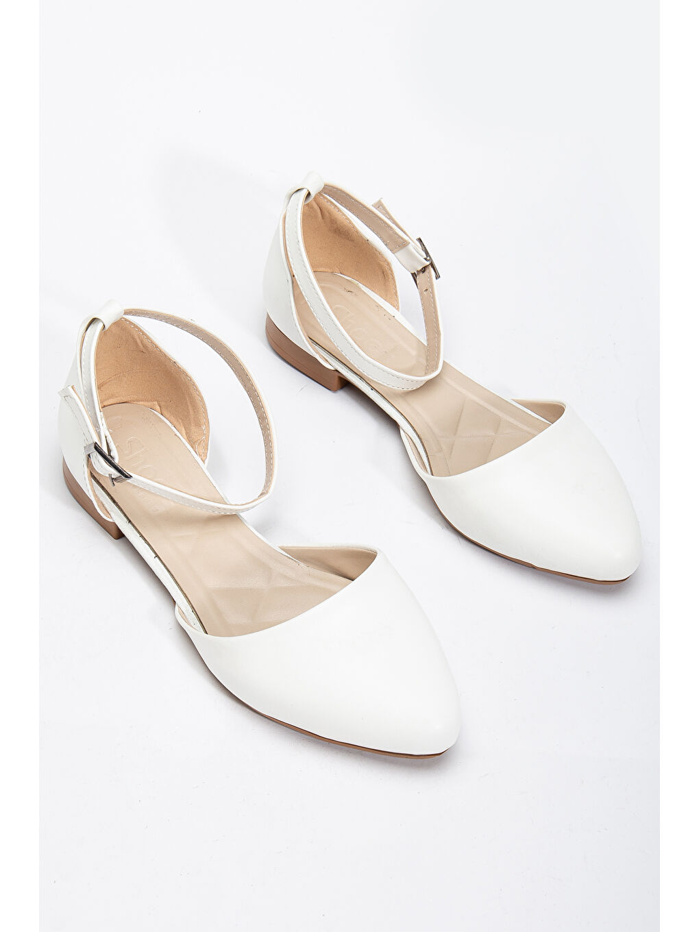 Kadın Beyaz Bilekten Bağlamalı Tokalı Babet-1