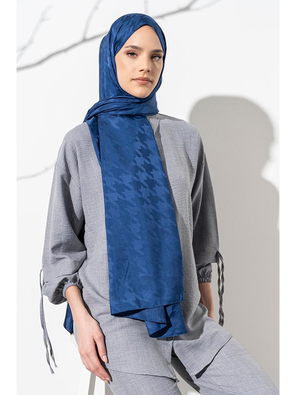 İndigo Kadın Tesettür Jakarlı Büyük Desen Kazayağı Şal