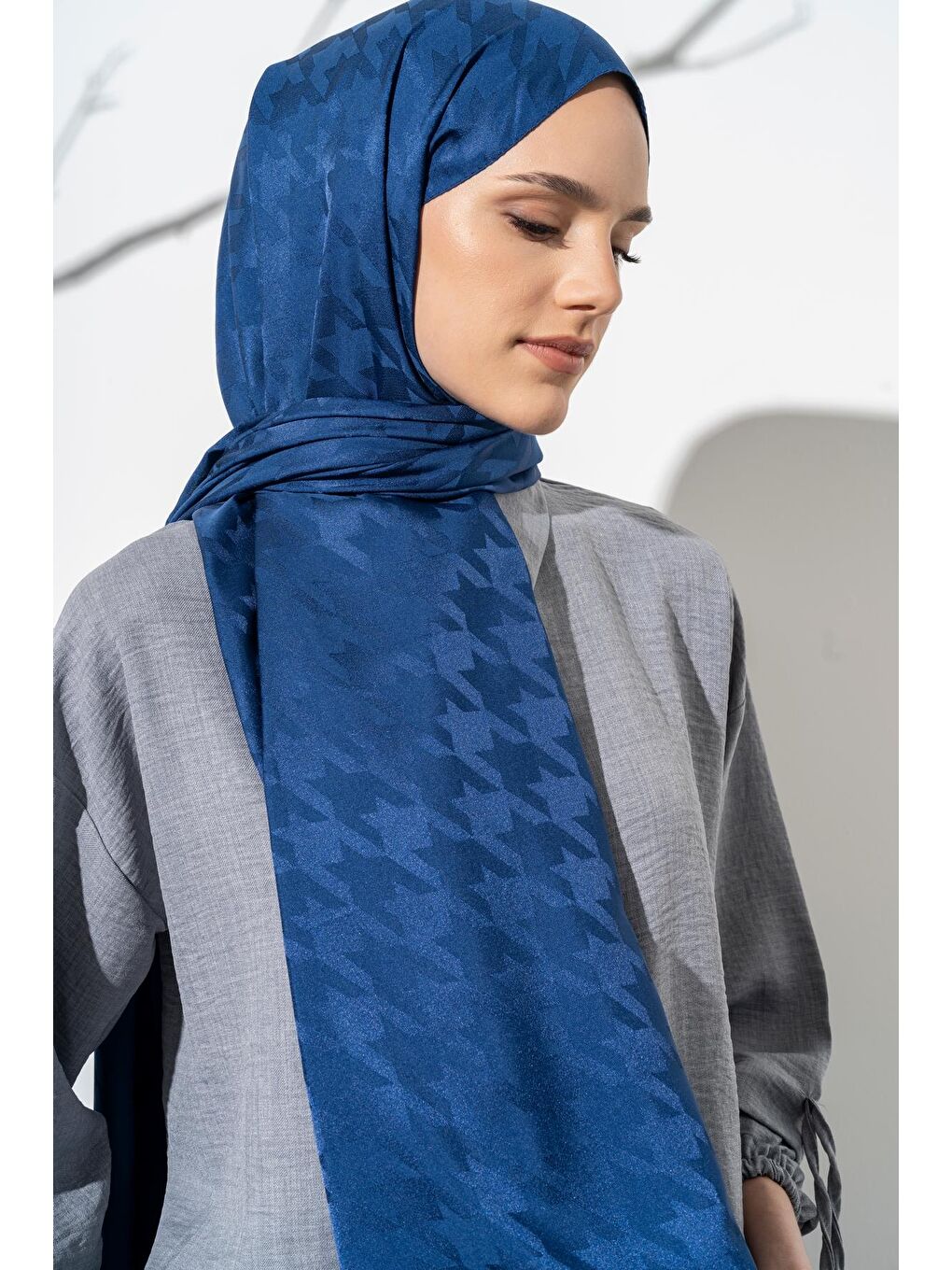 İndigo Kadın Tesettür Jakarlı Büyük Desen Kazayağı Şal-1