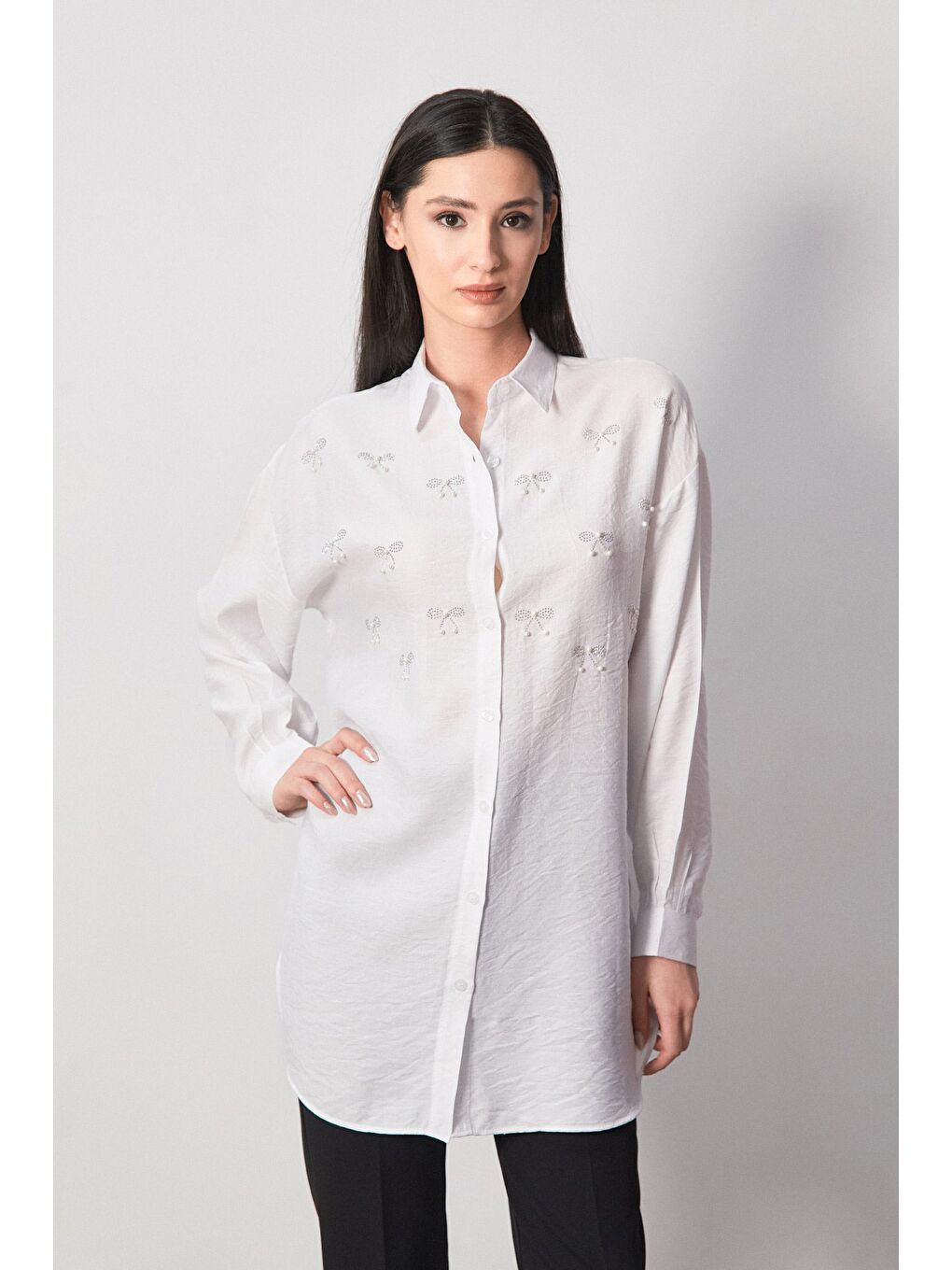 Beyaz Fiyonk Taş İşlemeli Gofreli Oversize Gömlek