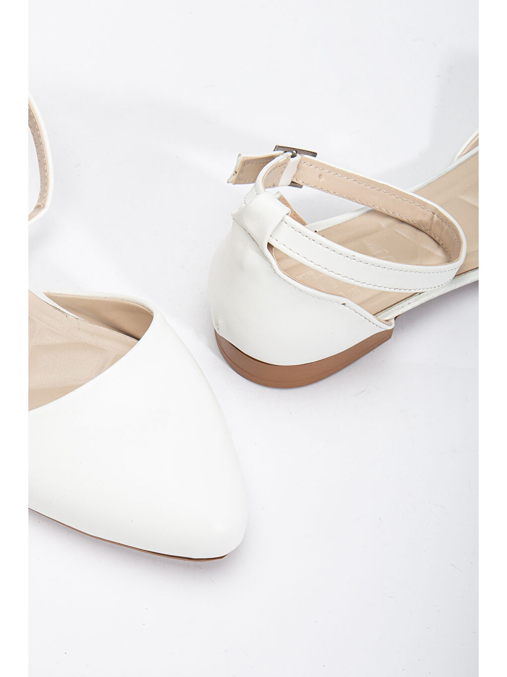 Kadın Beyaz Bilekten Bağlamalı Tokalı Babet-2