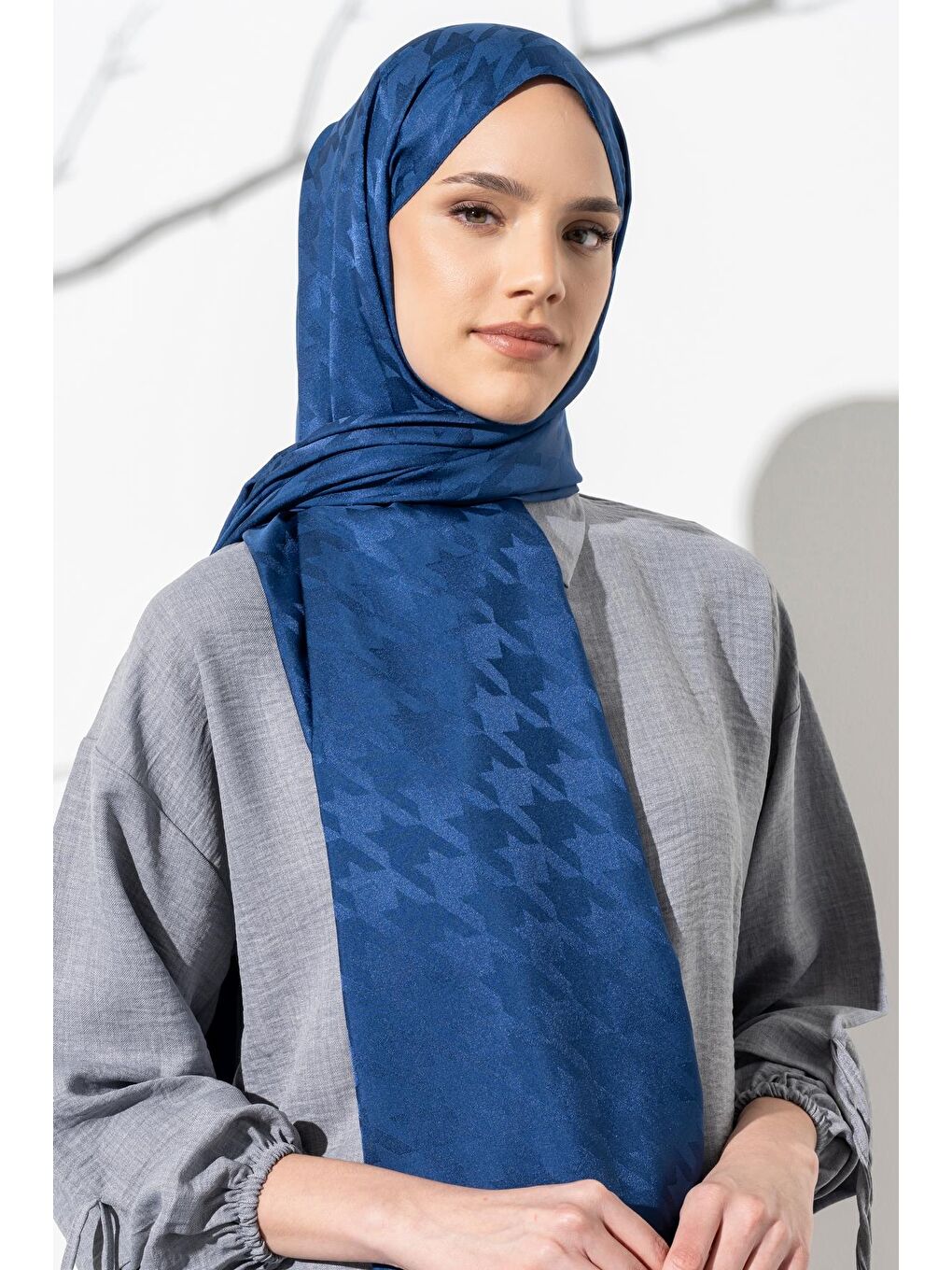 İndigo Kadın Tesettür Jakarlı Büyük Desen Kazayağı Şal-2