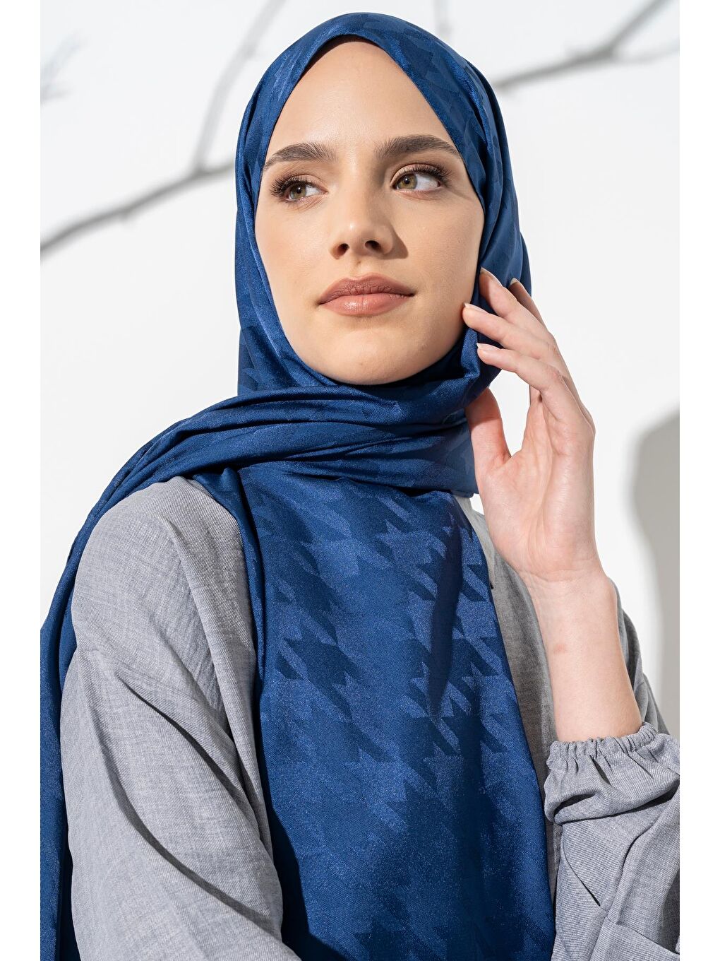 İndigo Kadın Tesettür Jakarlı Büyük Desen Kazayağı Şal-3