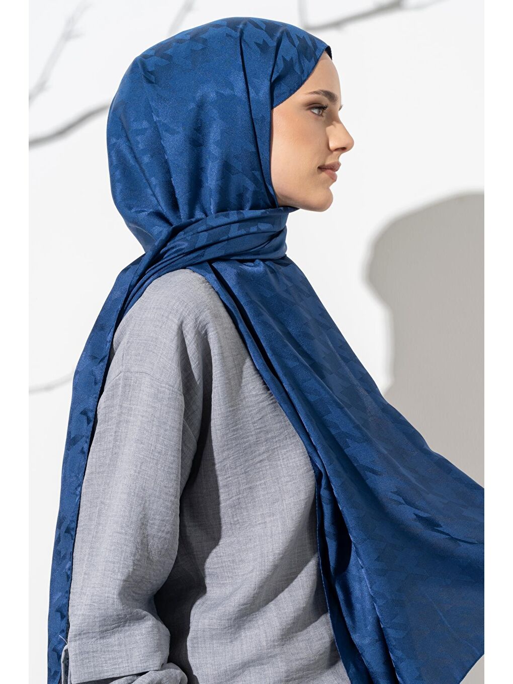 İndigo Kadın Tesettür Jakarlı Büyük Desen Kazayağı Şal-4