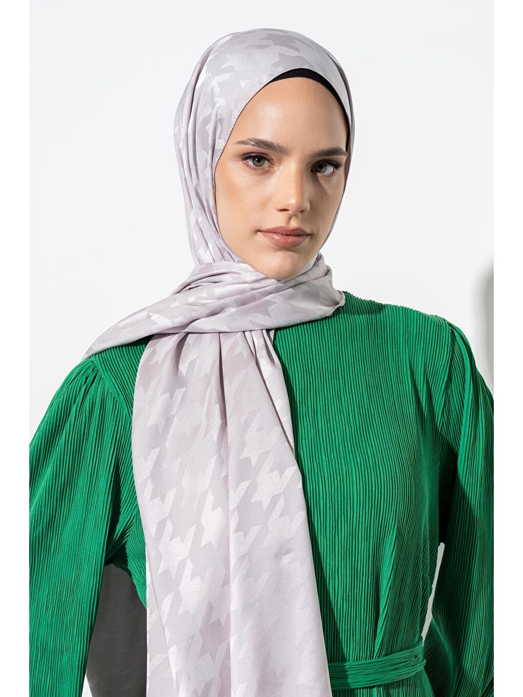 Gri Kadın Tesettür Jakarlı Büyük Desen Kazayağı Şal-1