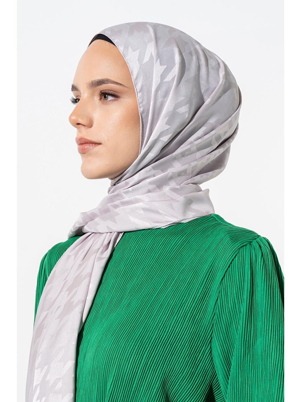 Gri Kadın Tesettür Jakarlı Büyük Desen Kazayağı Şal-2