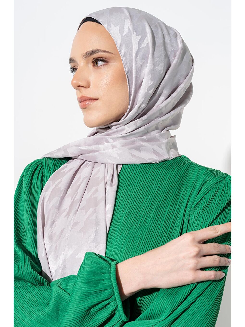 Gri Kadın Tesettür Jakarlı Büyük Desen Kazayağı Şal-3