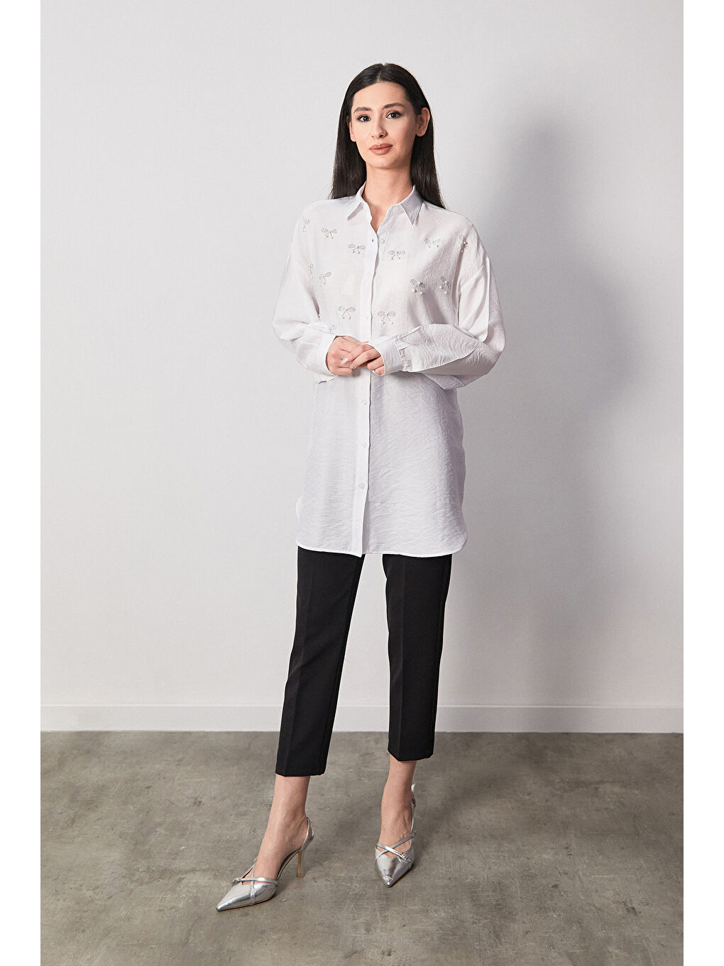 Beyaz Fiyonk Taş İşlemeli Gofreli Oversize Gömlek-1