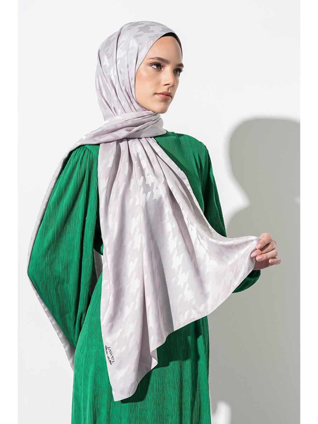 Gri Kadın Tesettür Jakarlı Büyük Desen Kazayağı Şal-4