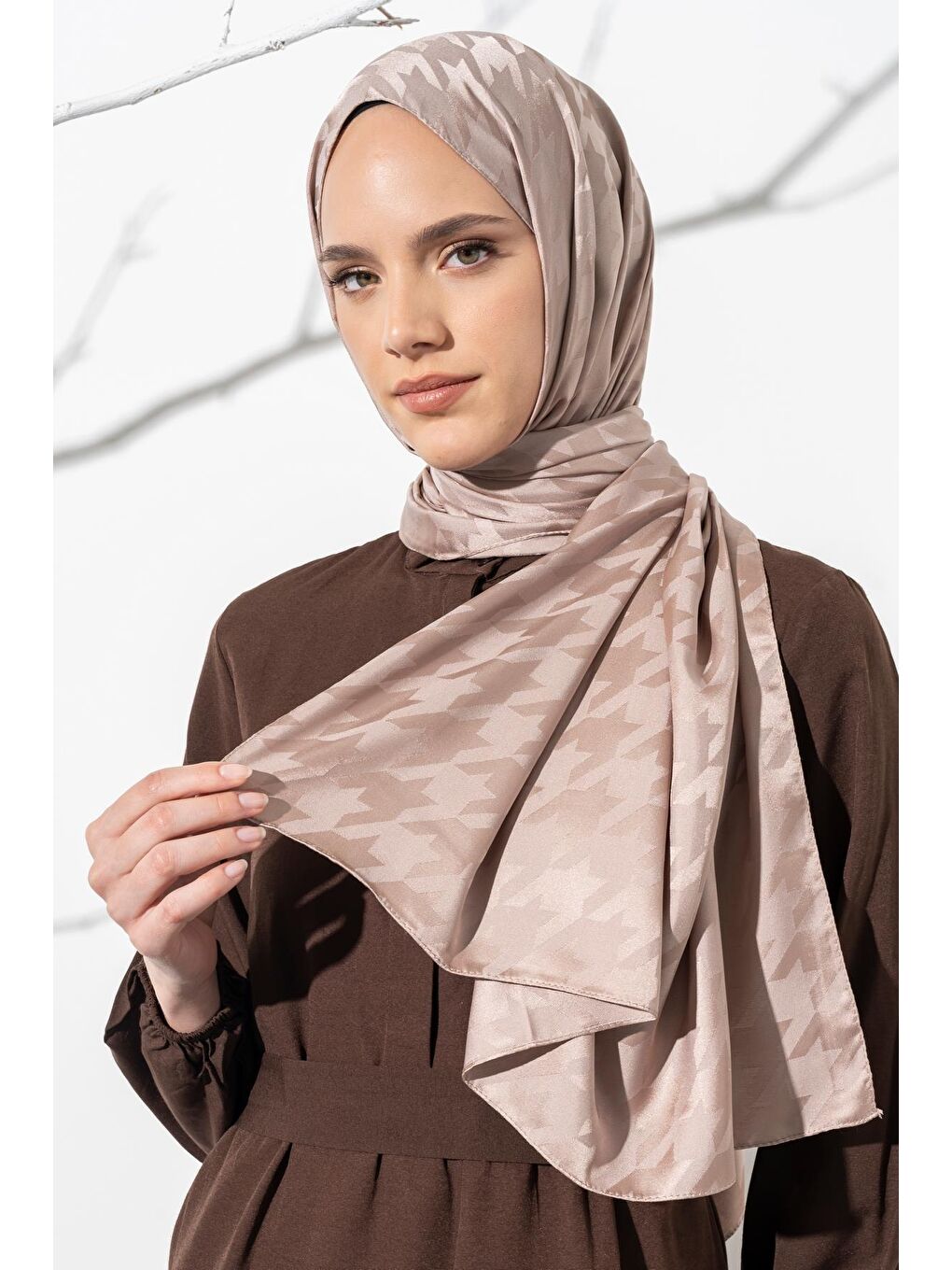 Kahverengi Kadın Tesettür Jakarlı Büyük Desen Kazayağı Şal