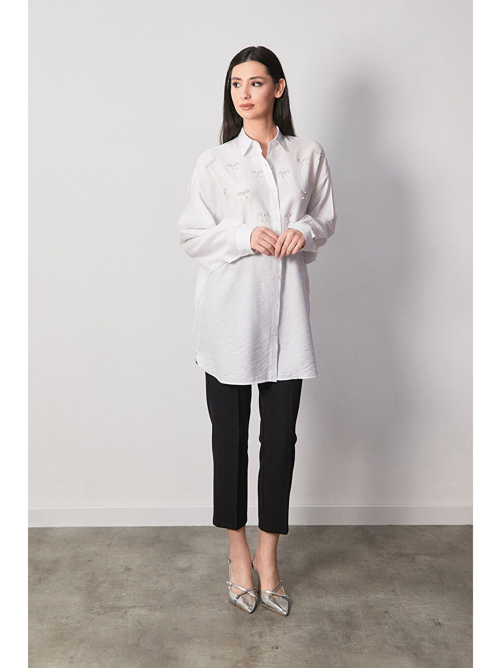 Beyaz Fiyonk Taş İşlemeli Gofreli Oversize Gömlek-2