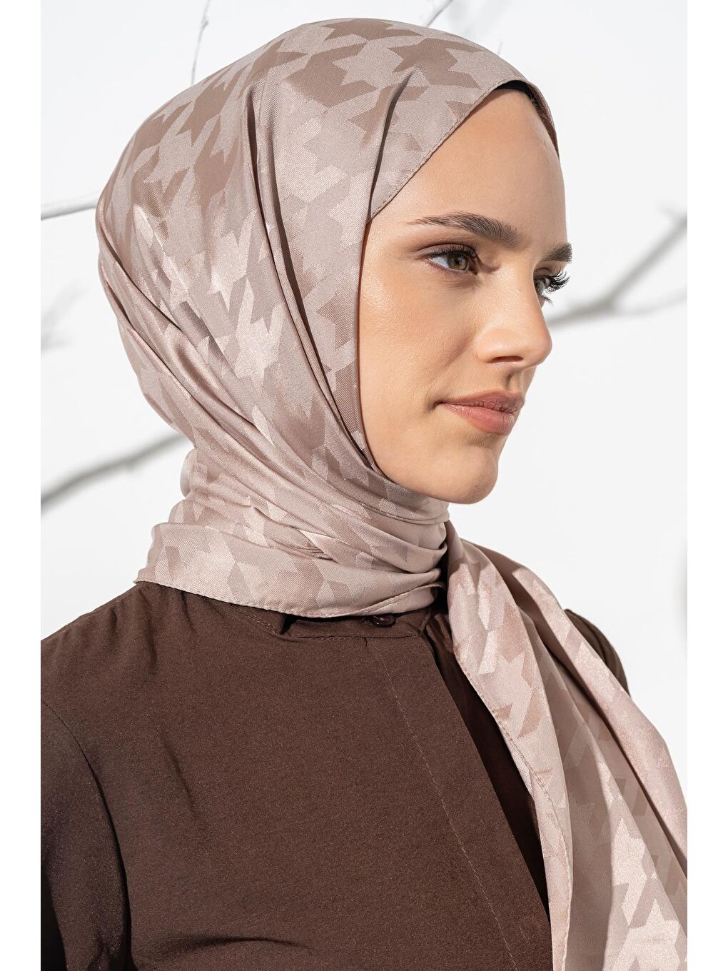 Kahverengi Kadın Tesettür Jakarlı Büyük Desen Kazayağı Şal-1