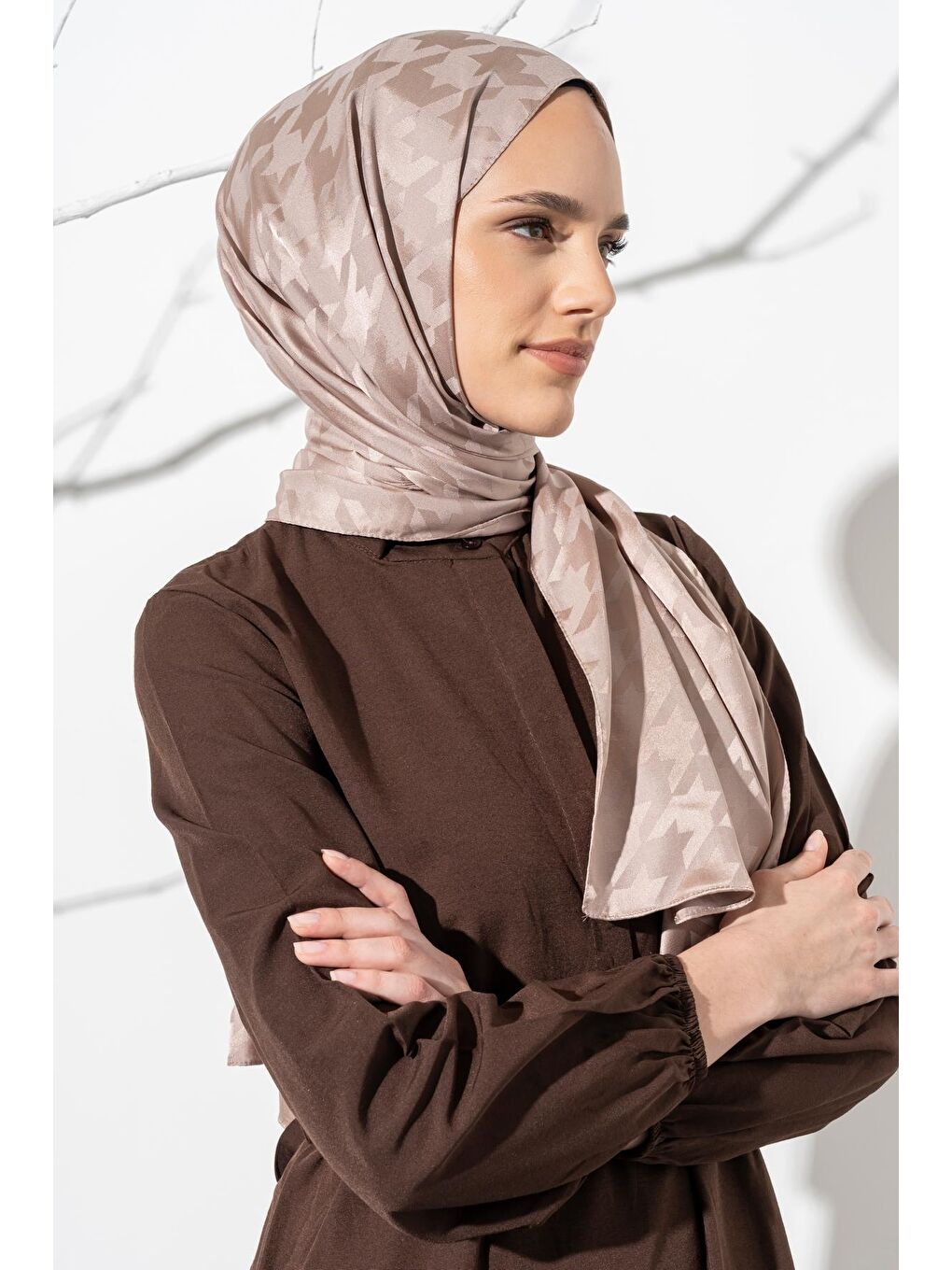 Kahverengi Kadın Tesettür Jakarlı Büyük Desen Kazayağı Şal-2