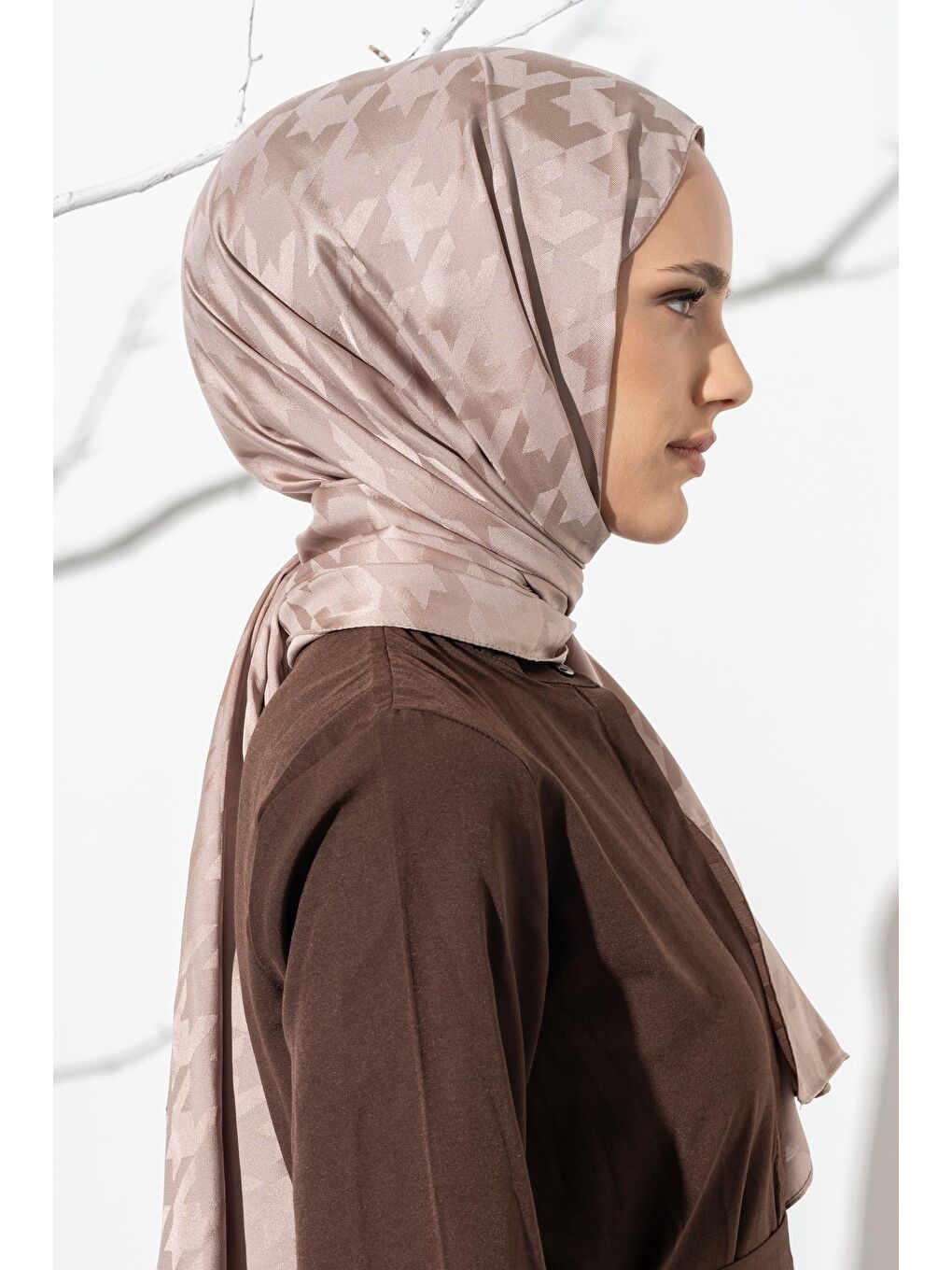 Kahverengi Kadın Tesettür Jakarlı Büyük Desen Kazayağı Şal-3