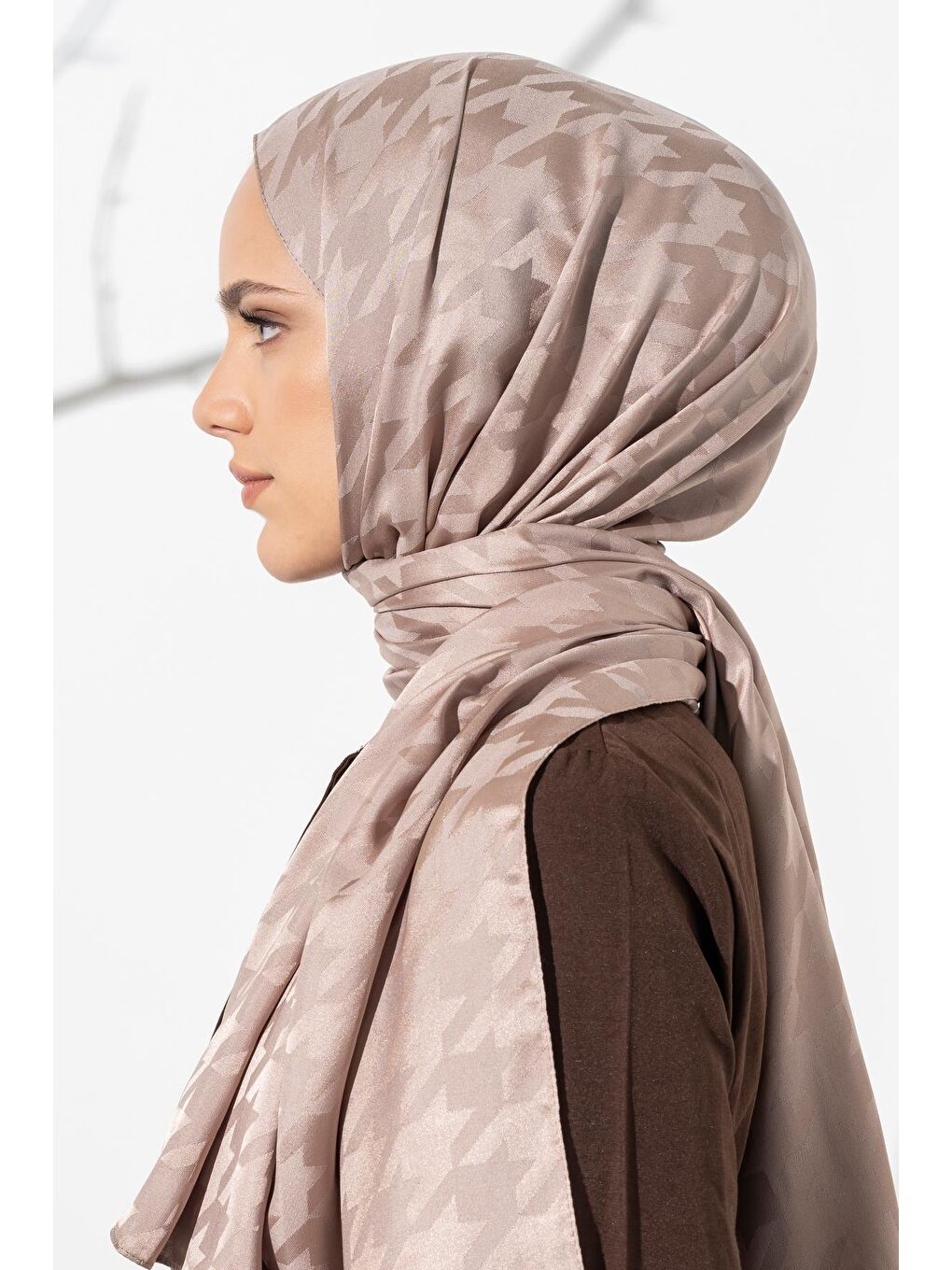Kahverengi Kadın Tesettür Jakarlı Büyük Desen Kazayağı Şal-4