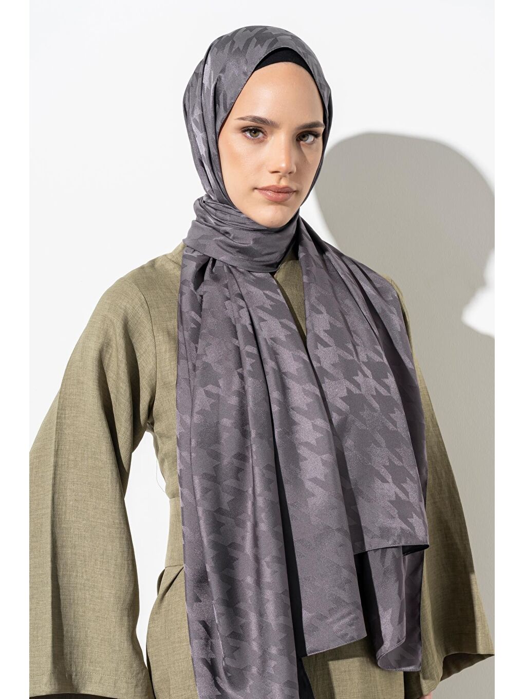 Antrasit Kadın Tesettür Jakarlı Büyük Desen Kazayağı Şal