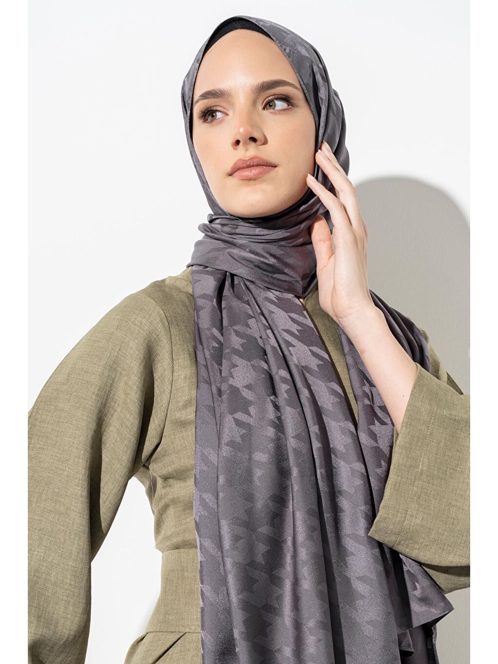 Antrasit Kadın Tesettür Jakarlı Büyük Desen Kazayağı Şal-1