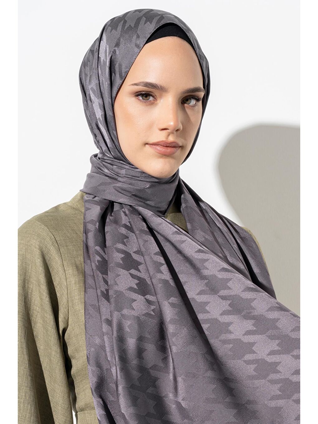 Antrasit Kadın Tesettür Jakarlı Büyük Desen Kazayağı Şal-2