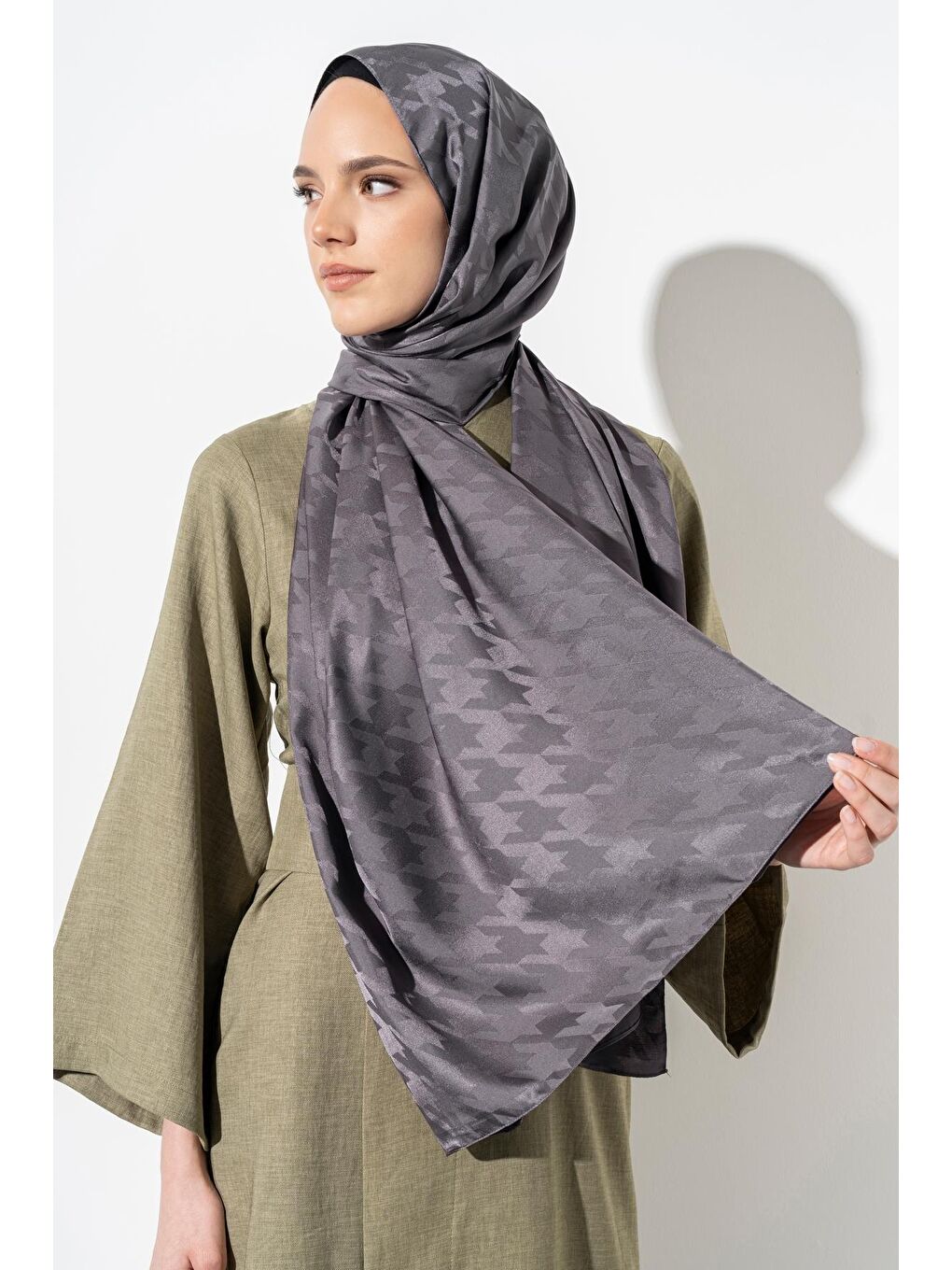 Antrasit Kadın Tesettür Jakarlı Büyük Desen Kazayağı Şal-3