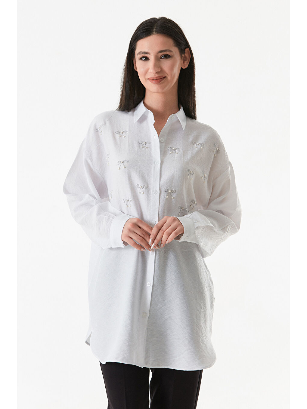 Beyaz Fiyonk Taş İşlemeli Gofreli Oversize Gömlek-4