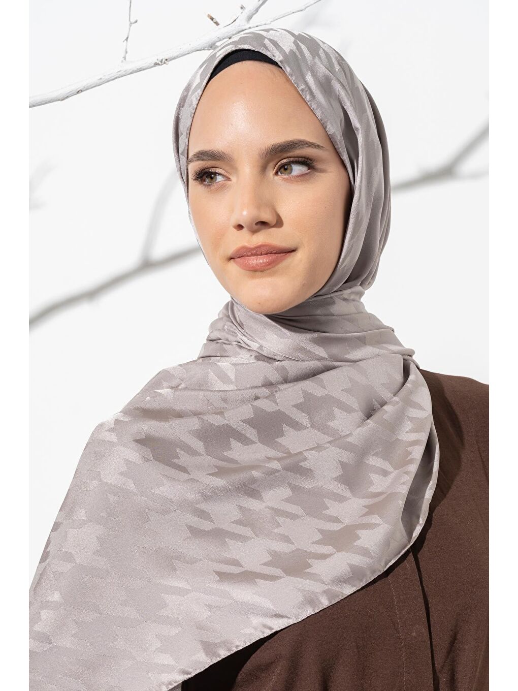 Gri Kadın Tesettür Jakarlı Büyük Desen Kazayağı Şal-1
