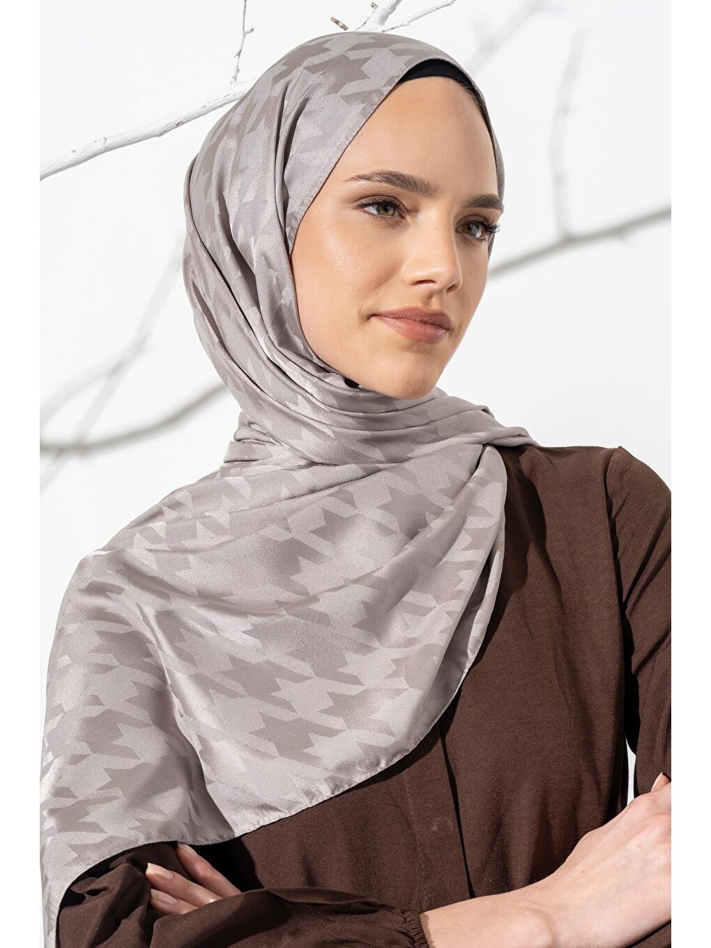 Gri Kadın Tesettür Jakarlı Büyük Desen Kazayağı Şal-2