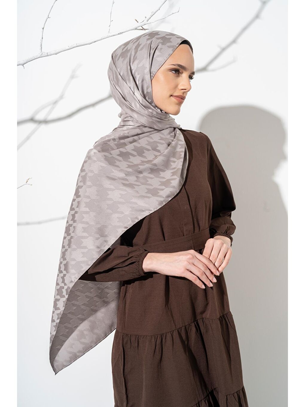 Gri Kadın Tesettür Jakarlı Büyük Desen Kazayağı Şal-3